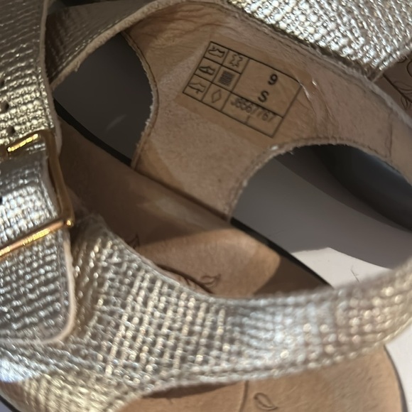 SAS Gold Sandals with Asymmetrical Straps - Picture 4 of 5